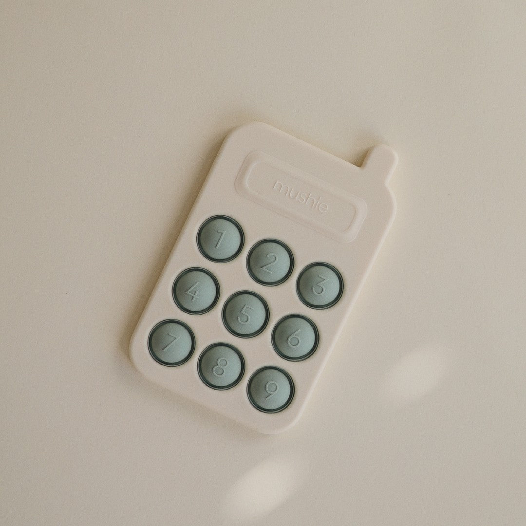 Mushie Telefoon Press Toy Cambridge Blue