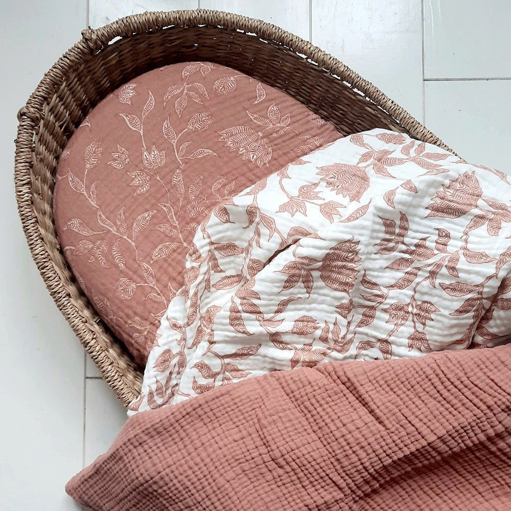 Luz and Moon Hoeslaken Goa earth en XL Swaddle Goa blush